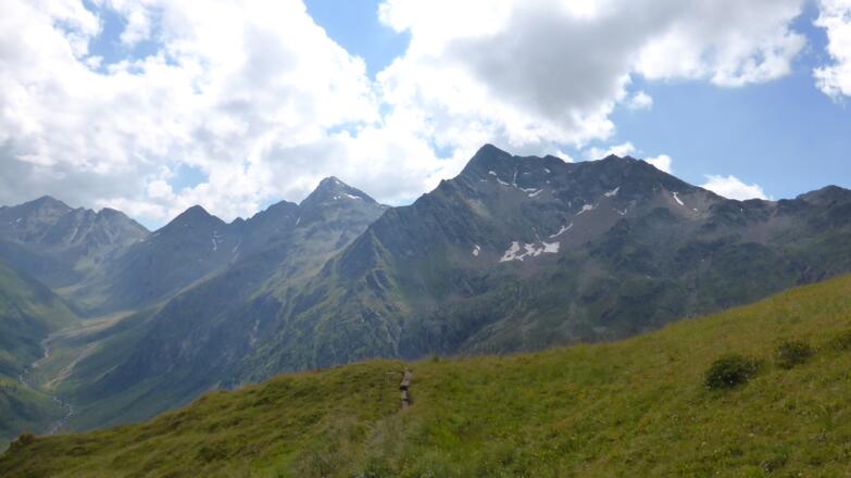 Auf dem Weg zur Ragötzlalm, von links nach rechts: Degenhorn, Storfenspitze, Rote Spitze, Weiße Spitze