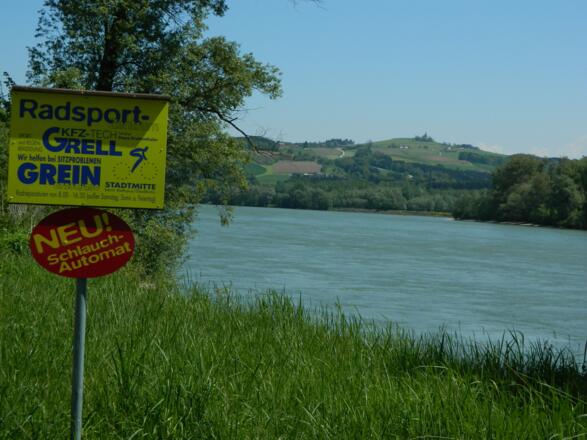 Blick von Dornach über die Donau zum Kollmitzberg