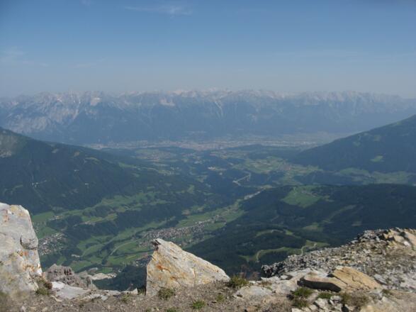 Vorne liegt Tefles im Stubaital, in Bildmitte Innsbruck und im Hintergrund das Karwendelgebirge.