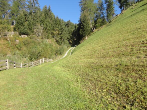 Steiler Hohlweg im Abstieg
