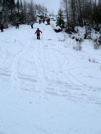 "Abfahrt" mit Schneeschuhen über die ehemalige Schipiste.