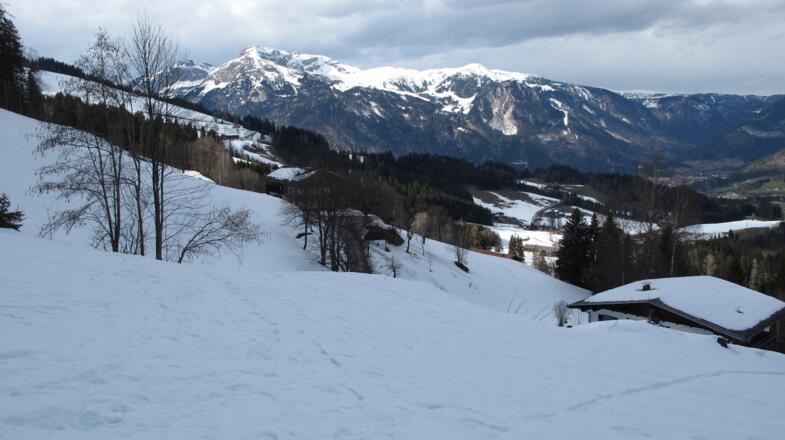 ... vorbei an Bauernhöfen, herrliches Wiesengelände ...