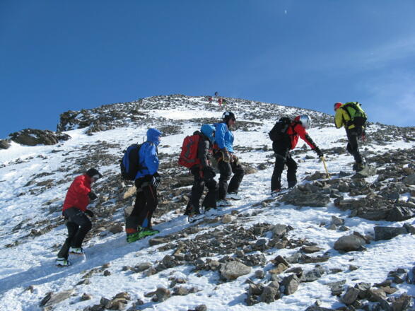 Nach der "Felsrinne" geht es relativ leicht auf den letzten Metern zum Gipfel!
