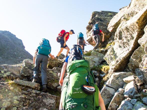Das letzte Stück zum Felderjöchl geht es über Felsblöcke. Ausgesetzte Stellen sind mit Ketten abgesichert.