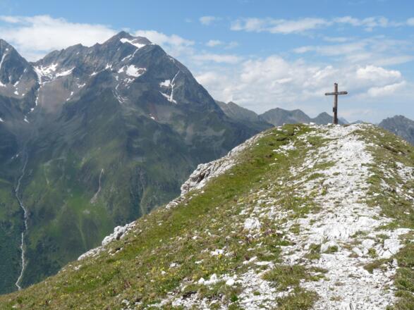 Das kleine Gipfelkreuz der Gargglerin mit Blick auf den Habicht.