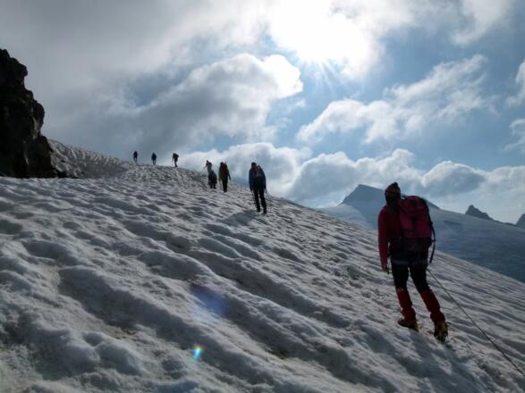 Unter dem nach SW herunter ziehenden Felsgrat vorbei