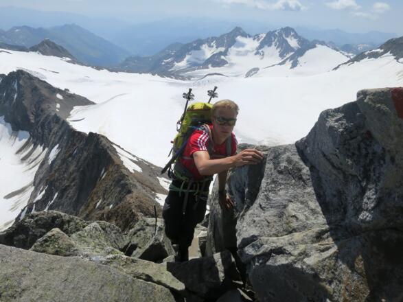 Blick zurück zur Müllerhütte, dahinter das Becherhaus, hinten Hochgwänd (3192 m) und Botzer (3250 m).
