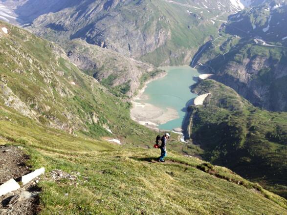 Tief unter uns liegt der Ausgangspunkt das Glocknerhaus, malerisch der Margaritzenstausee.