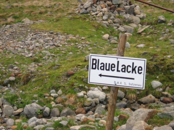 Dem Hinweisschild blaue Lacke folgen