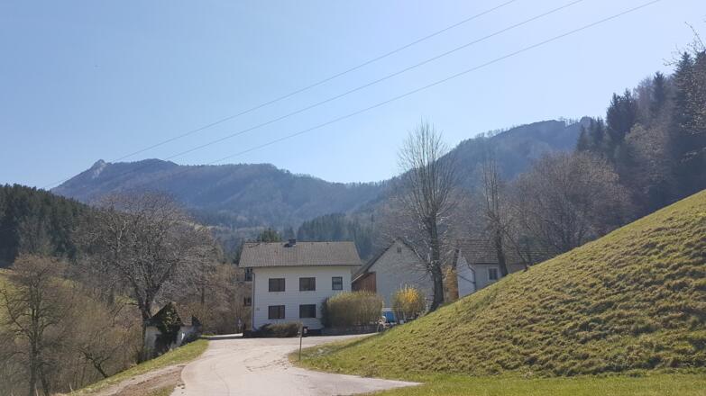 Bauernhof Grabental. In Hintergrund der Kammverlauf