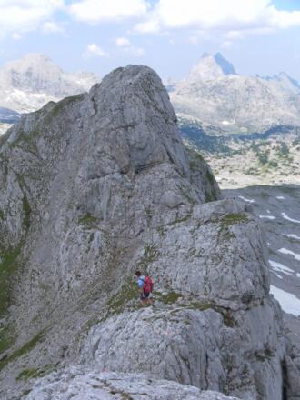 Abstieg von der ersten Nordgraterhebung des Ahlhorns zum Achselhorn. Hier wird exponiert ganz rechts in einer Rinne angestiegen