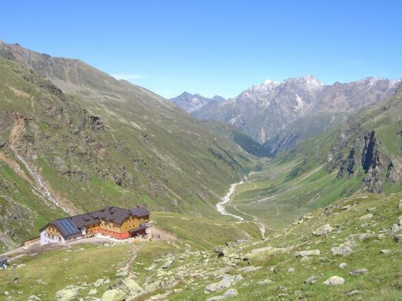 Das Taschachhaus mit dem Blick talauswärts