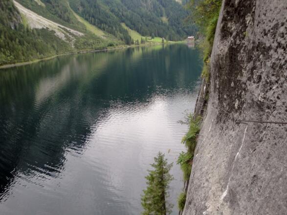 Nicht nur bei der Panoramaquerung hat man einen schönen Blick auf den See.