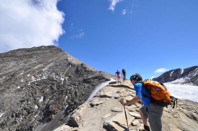 Immer den Grat entlang - bei dem Traumwetter ein Genuss, bei Nebel kein Spaß!