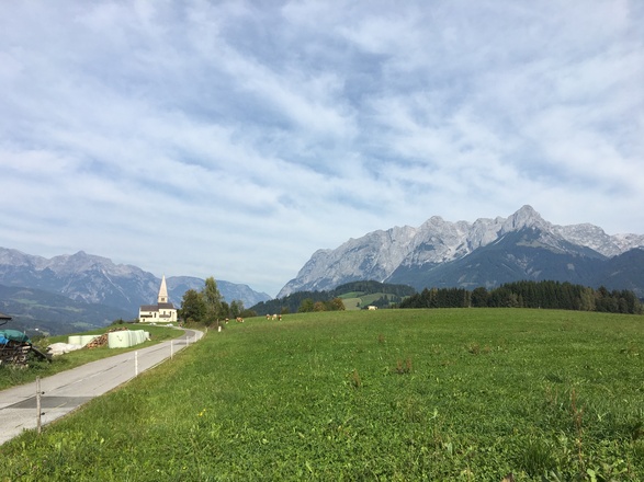 Blick auf die Buchbergkirche und auf das Tennengebirge