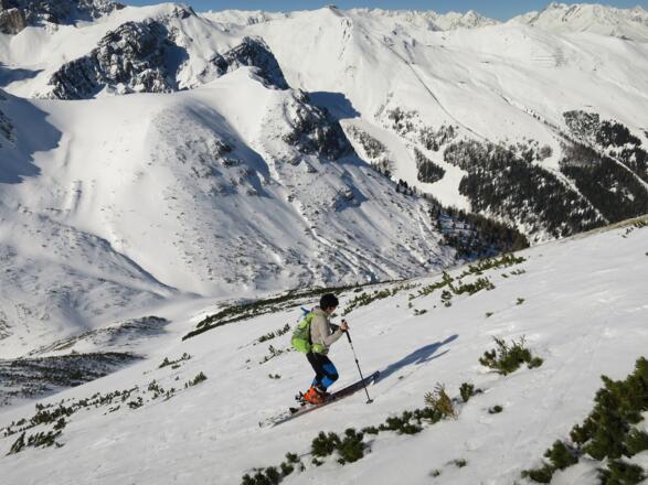 ... geht es ziemlich steil (um 30 Grad) 120 Hm empor bis ...