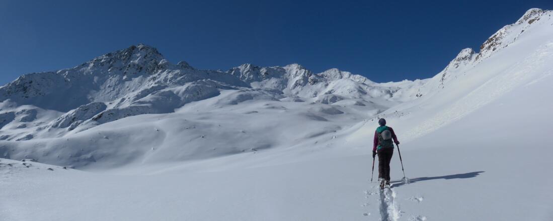 Rote Wand im Hintergrund