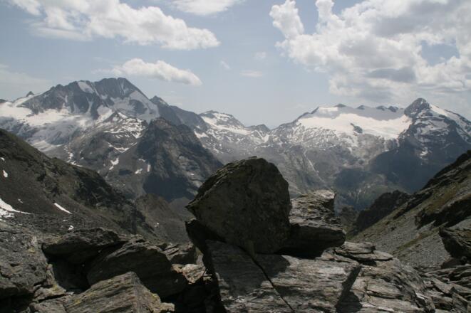 Hochgall, Hochflachkofel, Magerstein und Schneebiger Nock sind die dominierenden Berggestalten.