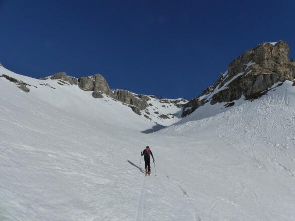 ... bis auf 2350 m, wo sich ein Kessel öffnet.