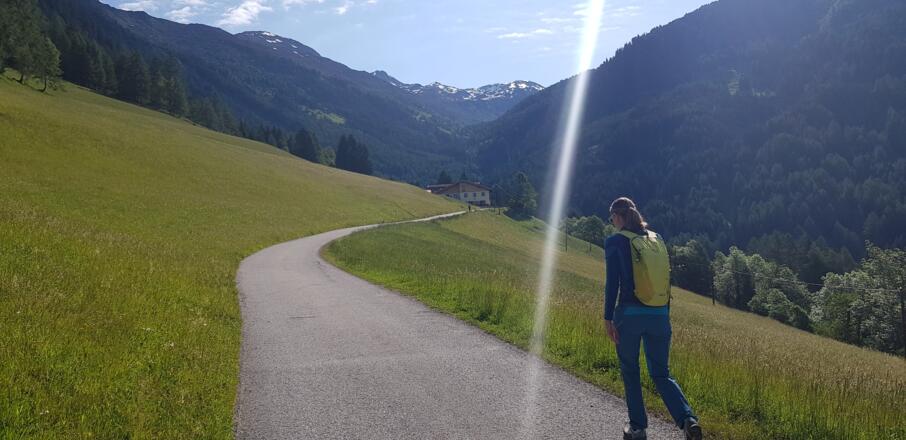 Start entlang der Straße zum Hinterlarcher Hof
