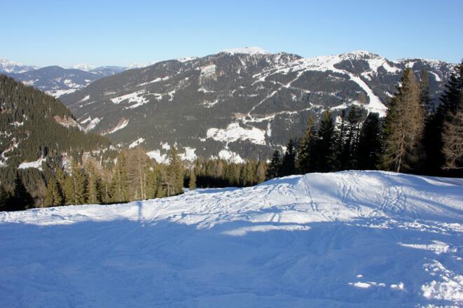 Hang nach dem Waldstück. Blick zurück, im Hingtergrund das Skigebiet Keinarl