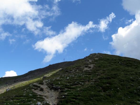 Stetig und auf direktem Wege geht es auf den Gipfel zu.