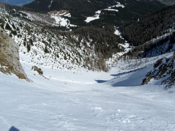 Einfahrt in die steile Aufstiegsrinne (im Abfahrtssinne) links.