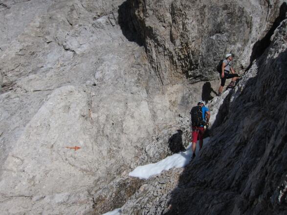 Ein markanter Pfeil, die einzige Farbmarkierung zwischen Wechselspitze und Bettelwurf, weist den Weg in eine steile Felsrinne.