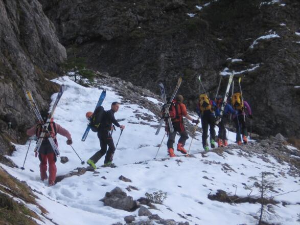 Nach der Materialseilbahn geht es anfangs noch zu Fuß empor
