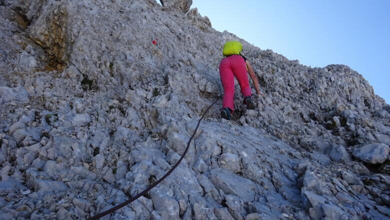 ... Schrofenglände aufwärts. Auch hier ist das Drahtseil alt und ....