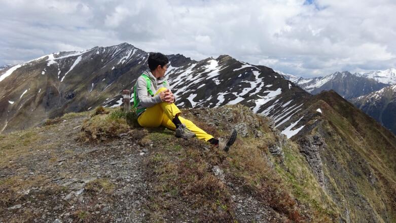 Blick vom Gipfel nach Nordosten auf den weiteren Gratverlauf mit Reißenschuh (2470 m) und Schafseitenspitze (2602 m).