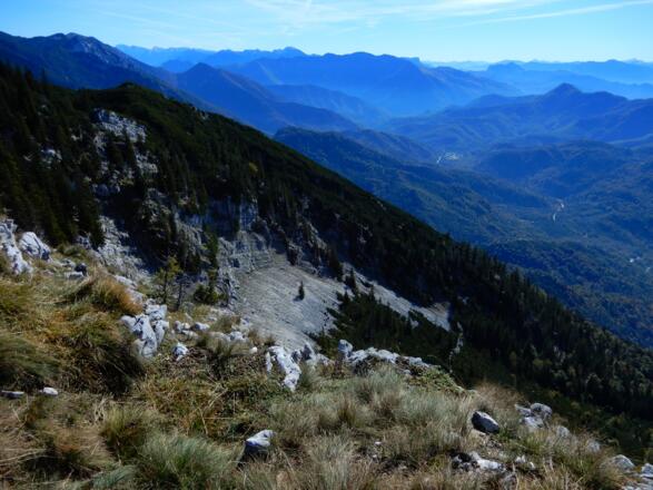 Abfallenden Hänge an der Südseite der Mahdlschneid