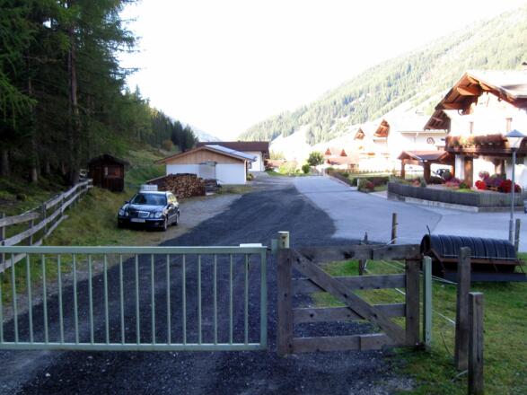 Der kleine Parkplatz am Beginn der Forststraße zur Kalten Herberge.