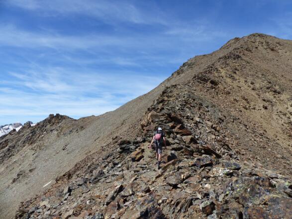 Nach dem Punkt 3410 m folgt ein schönes Gehgelände.