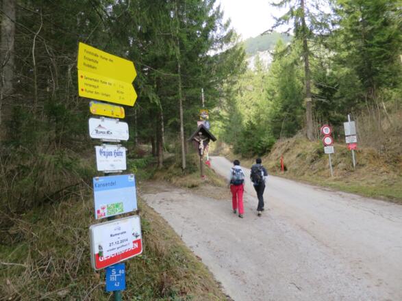 Wir halten uns an die Wegweiser "Rumer Alm" und "Sennermahd".