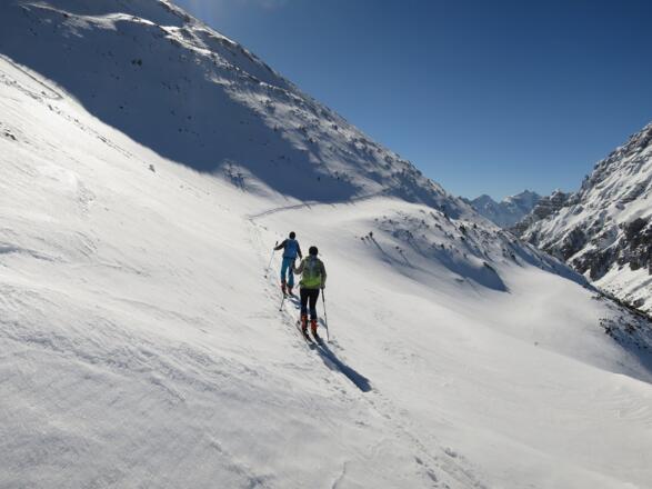 Der mächtige SW-Rücken der Nockspitze ist bereits sichtbar. Über ihn ...