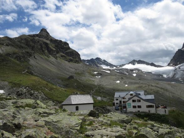 Wiesbadener Hütte mit Vermuntkopf (links)