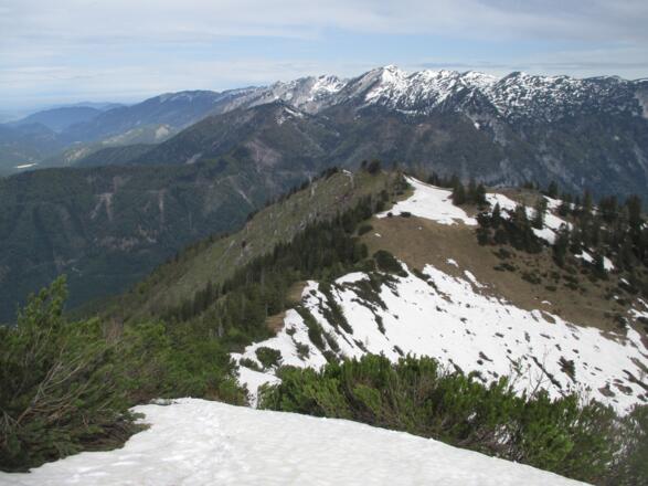 Gratabstieg mit Loskogel und Höllengebirge hinten