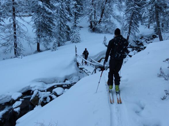 Bachquerung über eine Holzbrücke, am Beginn des Grastales.
