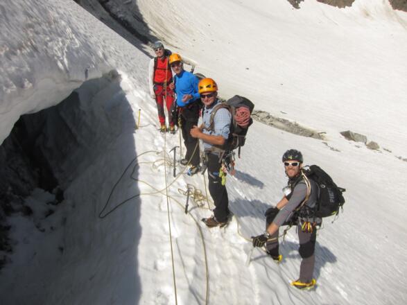 Am Bergschrund der Nordflanke zum Wilden Hinterbergl endet vorerst unsere Gletschertour und es beginnt das Eisklettern in Zweierseilschaften.