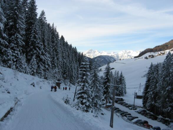 Blick zurück zum Parkplatz, im Hintergrund die Stubaier Alpen.