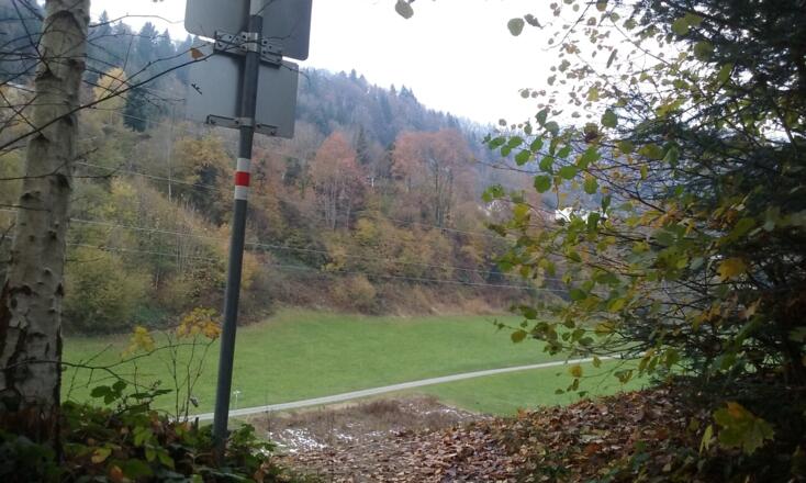 An dieser Stelle scharf nach links und dem Pfad entlang der Felskante folgen / Turn hard left and follow the small path