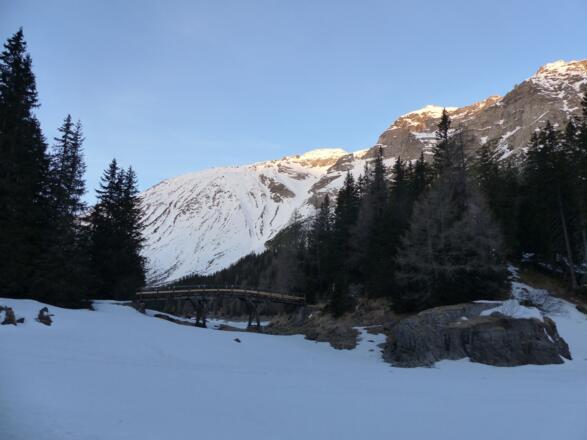 Die Brücke teilt die beiden Seehälften und führt zur Kirche "Maria am See".