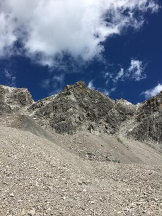 Blick zum Gipfel mit den Routen