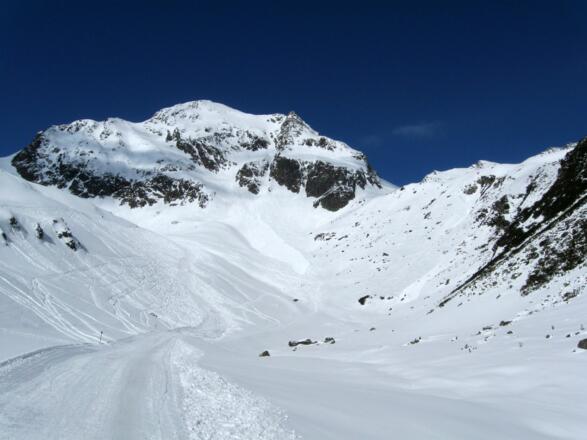 Hier verlässt man das Schigebiet und steigt (in etwa dort wo der Lawinenkegel liegt) über die Steilstufe rechts in die Glamergrube auf.