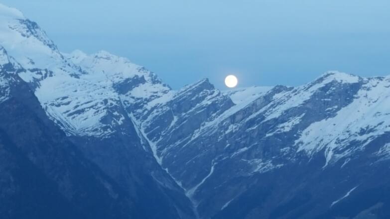 Aufgehender Mond über den Tessiner Alpen, von der Hütte ausgesehen