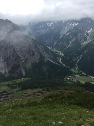 Tiefblick nach Boden mit dem Tal, welches zur Hanauer Hütte führt