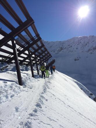 Entlang der Lawinenverbauungen