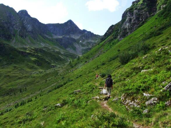 Das Markierteam auf dem Weg zur Liegnitzhöhe, den Farbeimer immer griffbereit