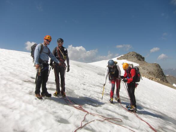 Die Nordflanke liegt unter uns, der Gipfel (rechts hinten) ist in greifbarer Nähe.